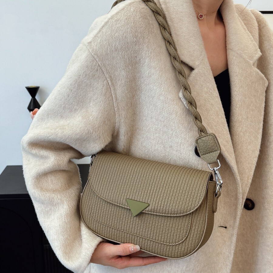 2025S Designer Women S Bag Simple And Fashionable Envelope New Fashion Trend Single Shoulder Women S Urban Simple Casual Solid Color Crossbody Bag