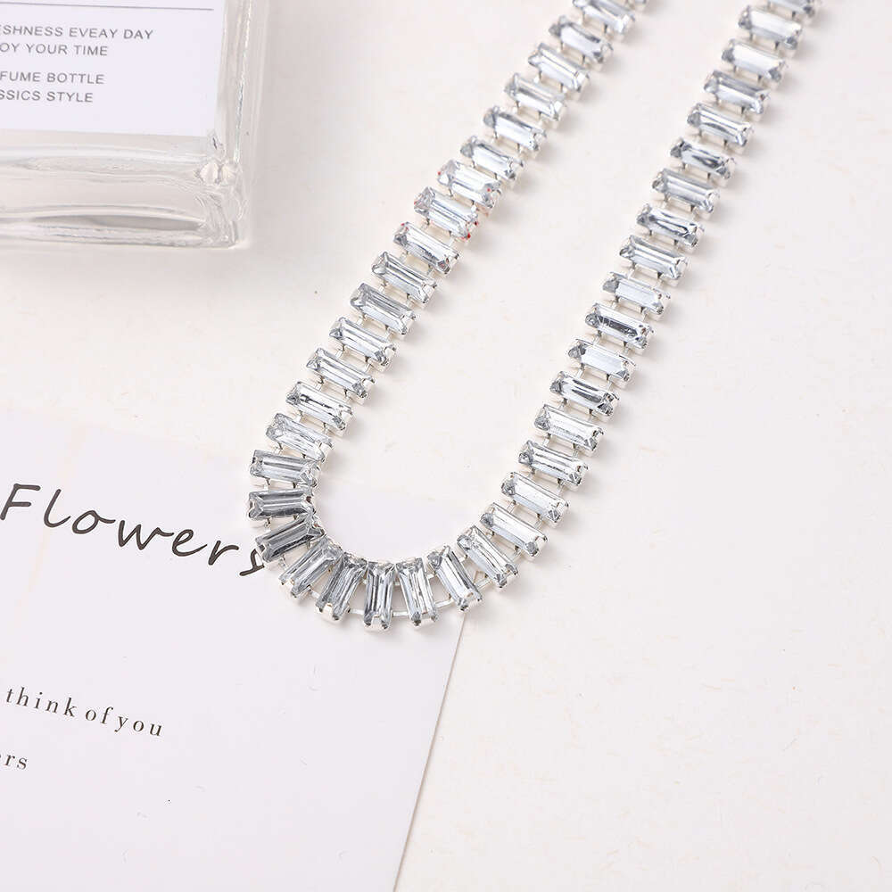 New personalized hot sier studded with a high-end rectangular zircon and elegant temperament. Full dia women's bracelet