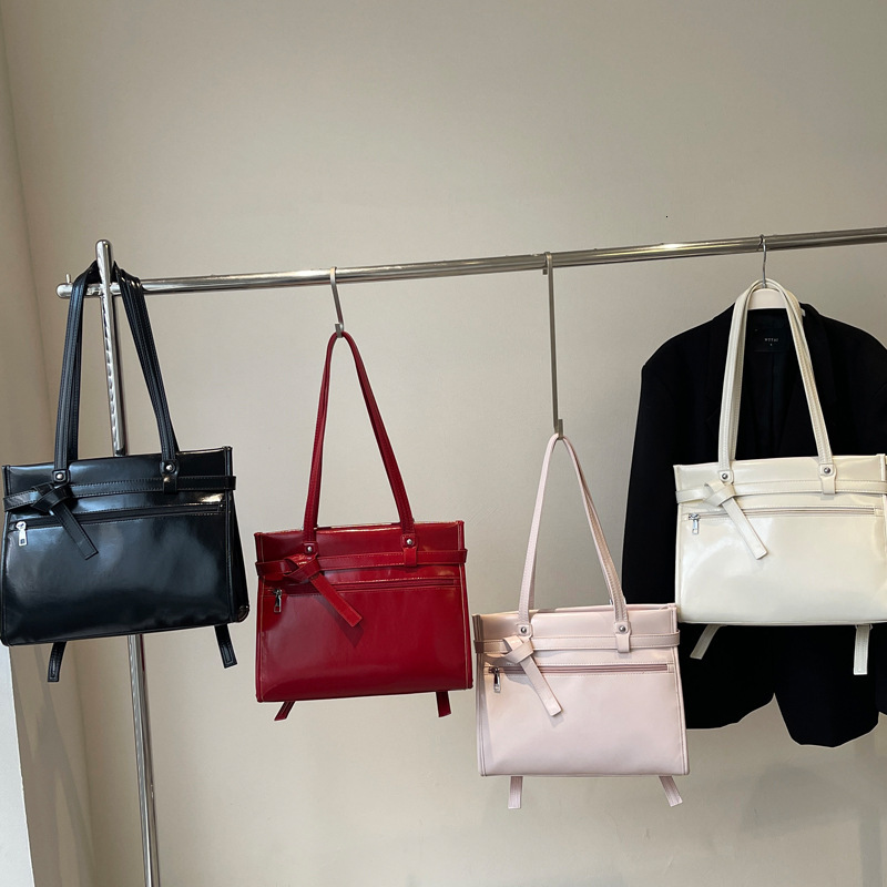 2025S Designer Women S Bag Niche High End Shoulder For Women New Fashion Versatile Simple Large Capacity Commuting Solid Color Tote Bag