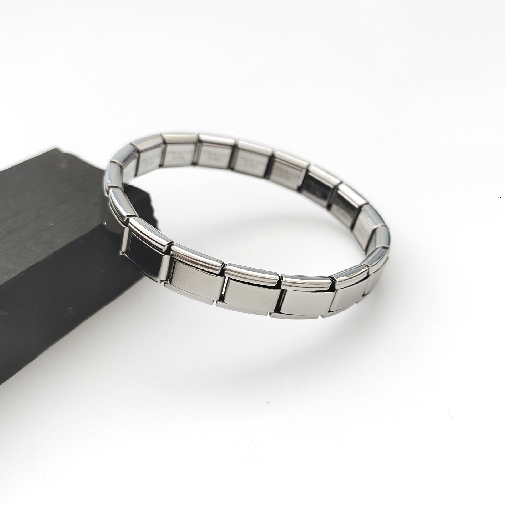 Stainless steel elastic fashion bracelet adjustable personality, domineering men and women's bracelet, engraved with words as a souvenir