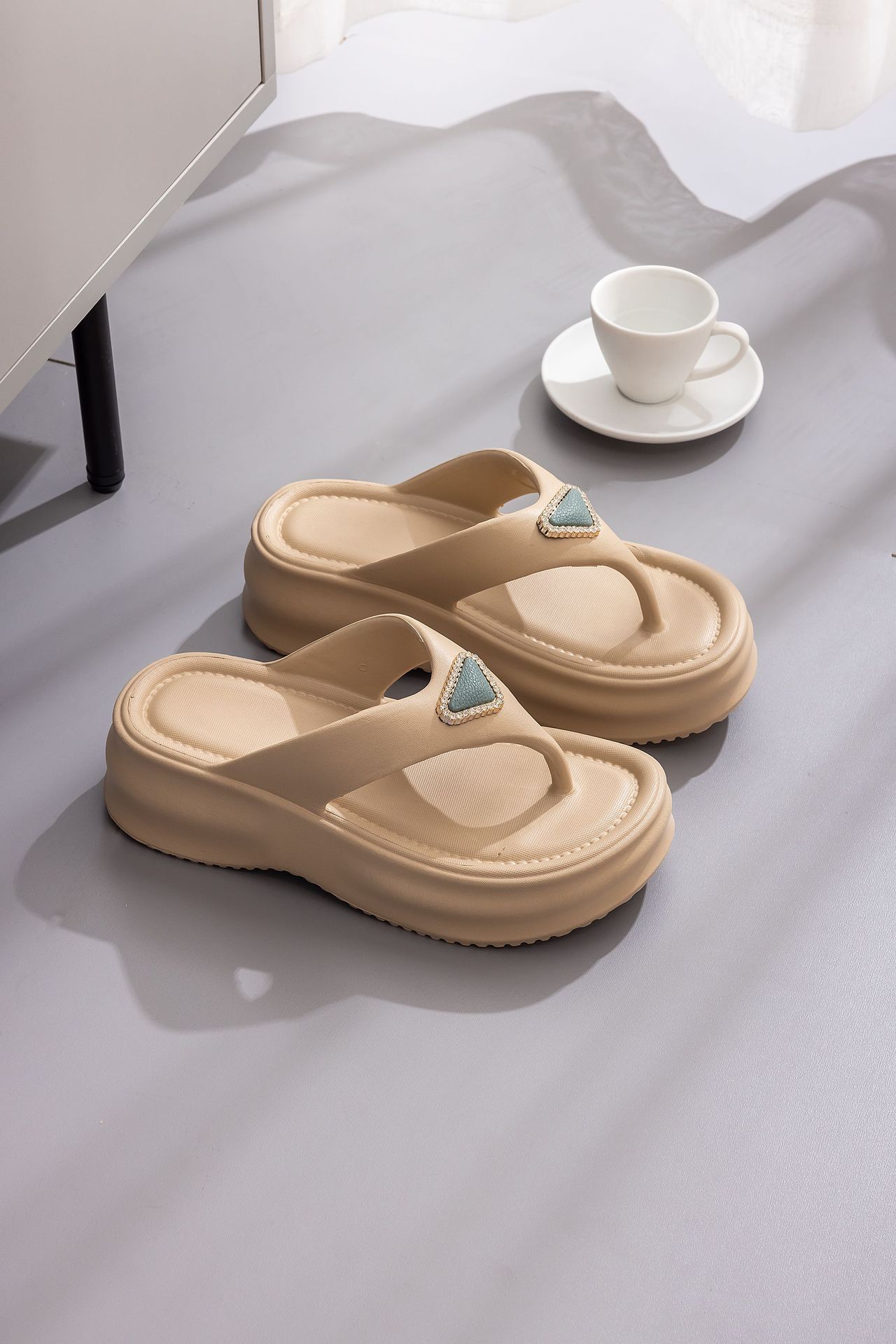 Women 2025 summer new net red thick sole flip-flops super soft slippers outdoor senior soft sole non-slip slippers