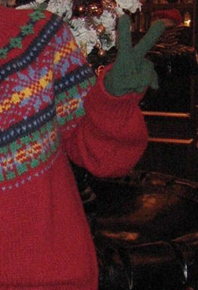 Red Christmas Atmosphere Round Neck Sweater for Women Loose and Lazy Style Soft and Cozy Color-Block Knitted Top for Autumn and Winter W251107