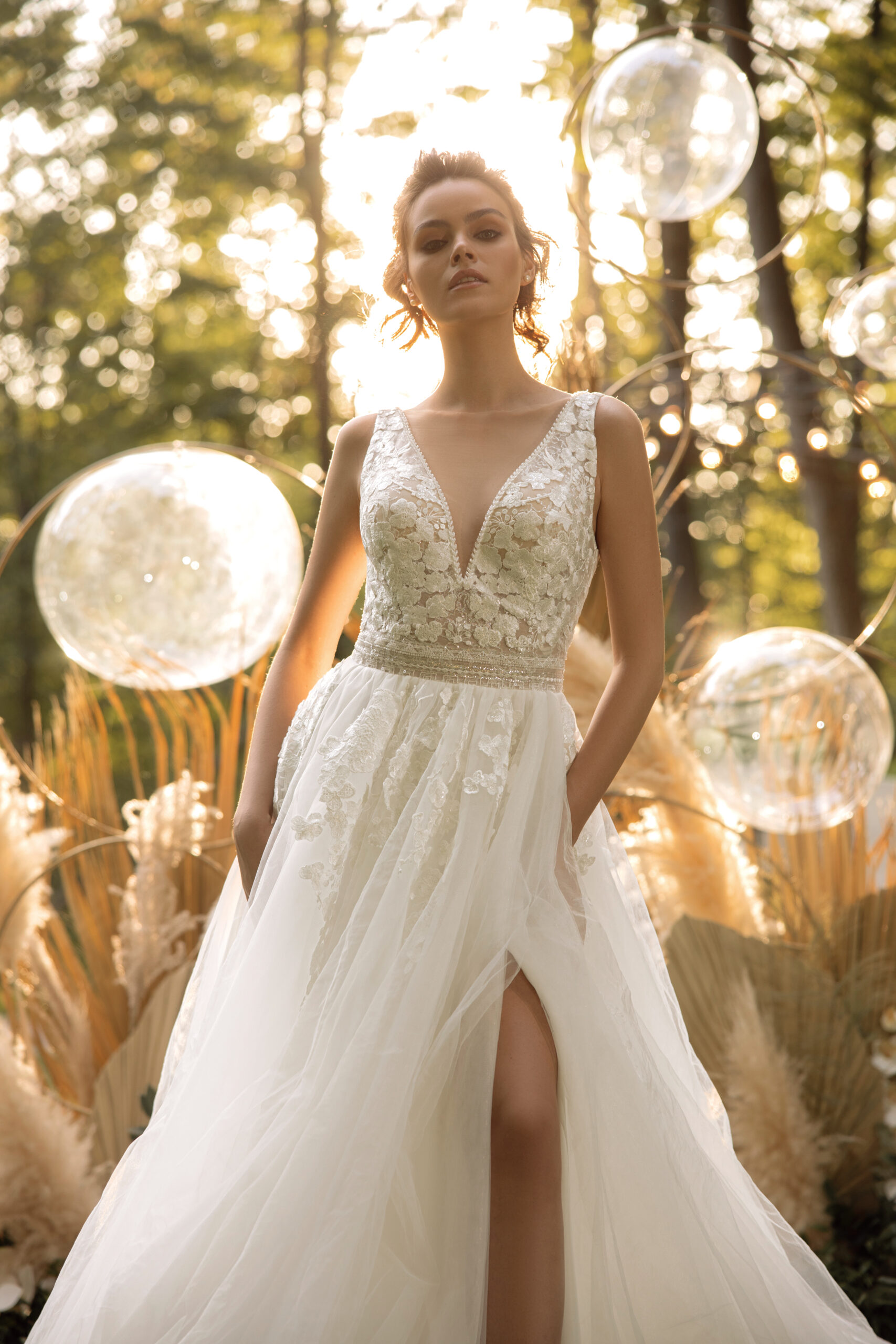 Bohemian Wedding Dresses V Neck High Split Lace Applique Bridal Gowns Customized Backless Sweep Train A Line Boho Robe De