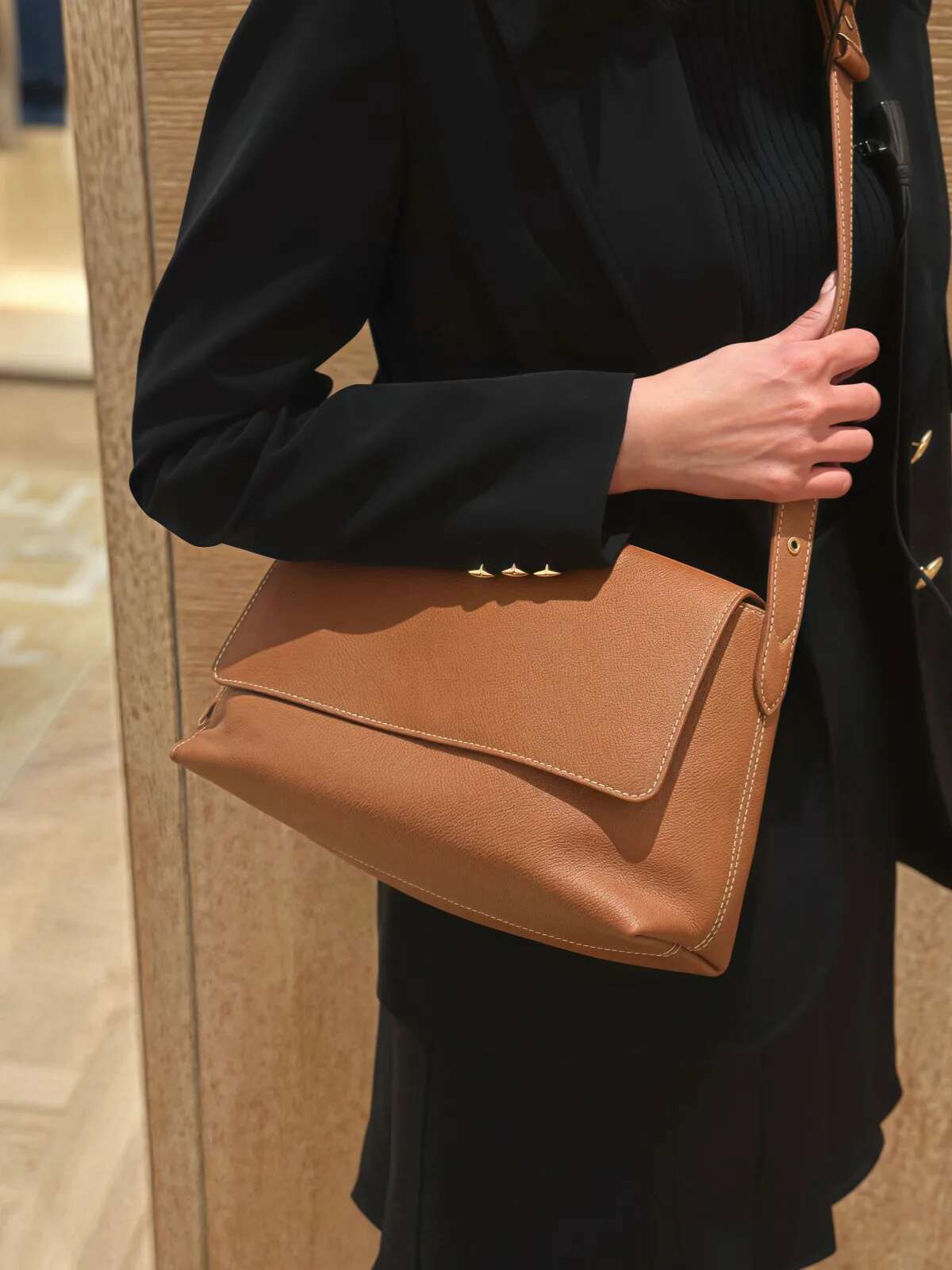 2025 New Messenger Genuine Leather Flip Simple And Fashionable Lock High End Single Shoulder Crossbody Women Bag