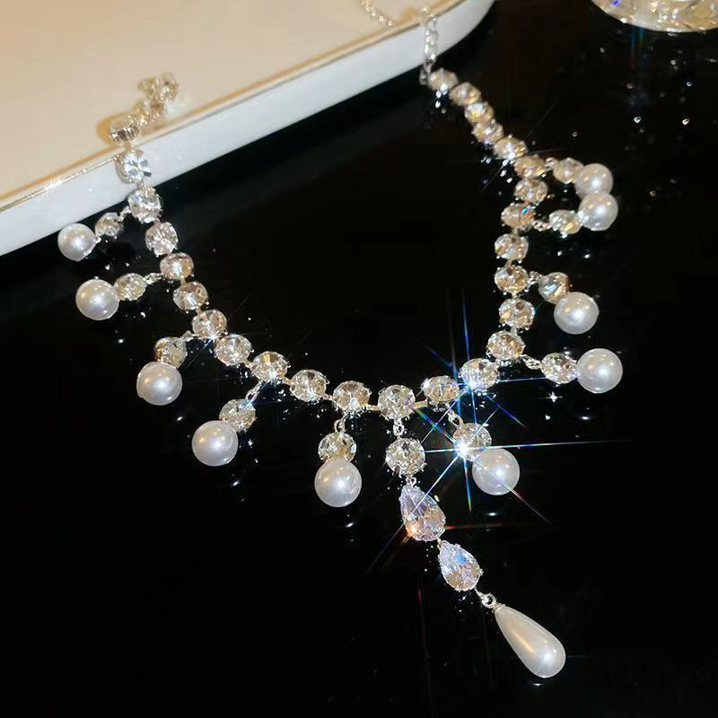 Fashionable Female Simulated Pearl Chain with Dazzling Drop Charms Suitable for Any Event