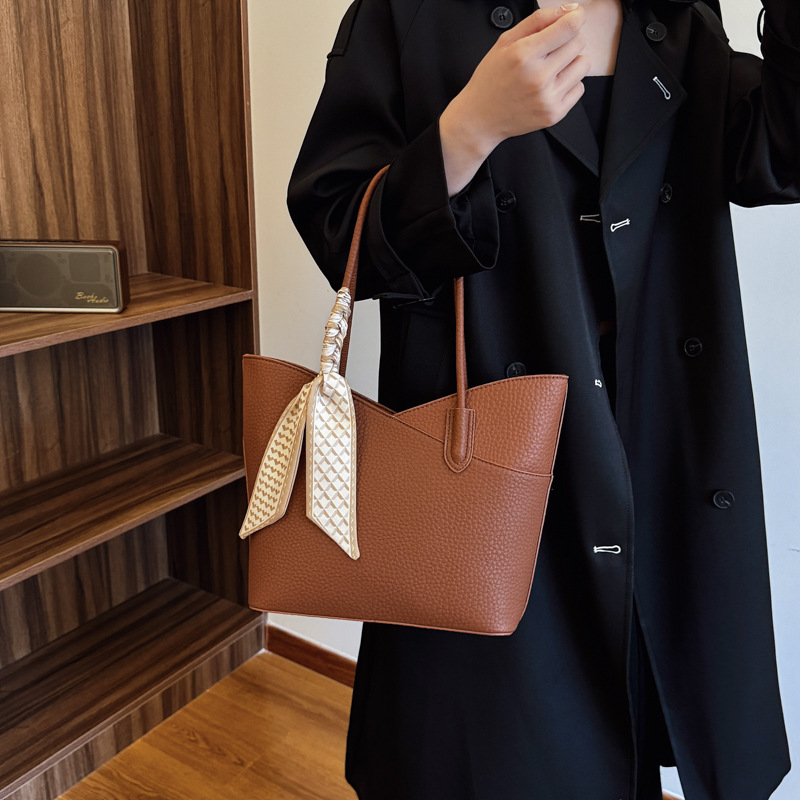 2025S Designer Women S Bag Simple Versatile Large Capacity For Women New Autumn And Winter Fashion Bucket Bag Niche Commuting Shoulder Bag