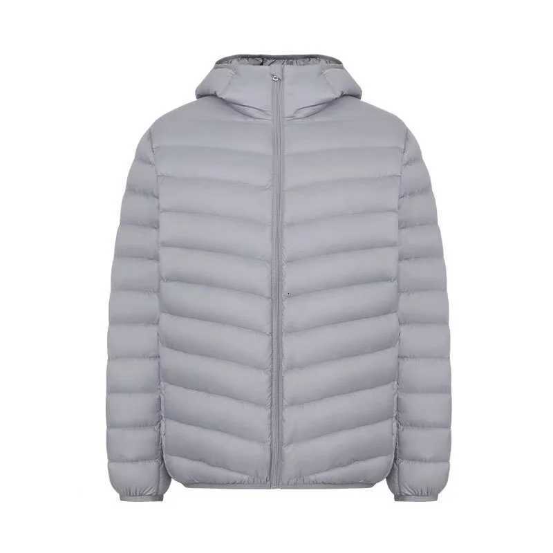 The inner lining of this lightweight and short mens hooded down jacket for autumn and winter is 90 downT251107