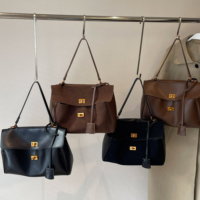 2025S Designer Women S Bag French High End Tote Soft Surface Simple And Large Capacity Temperament Underarm Single Shoulder Women S Bag Commuting Kell