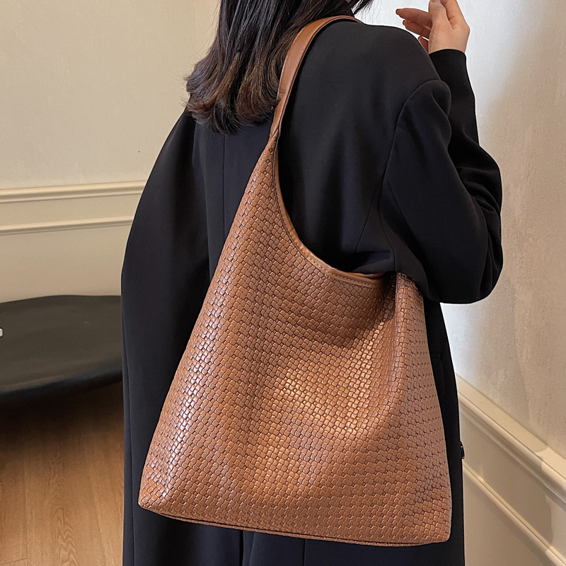 2025S Designer Women S Bag Large Capacity For Women Stylish New Simple Shoulder Bag Soft Surface Casual Commuting Texture Tote Bag