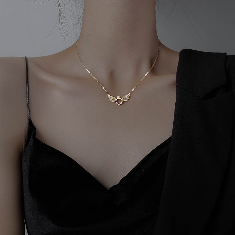 Beautiful women are filled with heart after seeing it. Dia light wing angel necklace, high-end pendant give to girlfriend