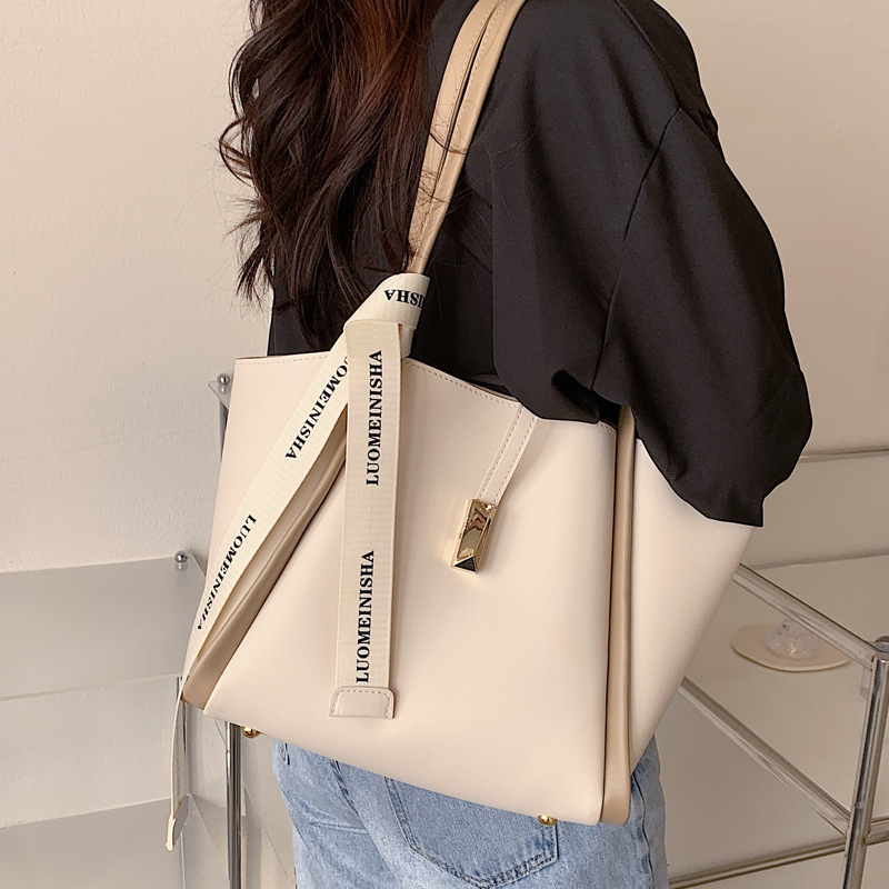 2025S Designer Women S Bag Capacity For Women New Trendy Simple Versatile Single Shoulder Large Texture Mother Child Classroom Commuter Tote Bag