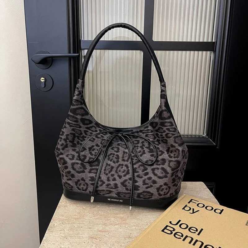 Popular Leather Crossbody Bag For Ladies By Famous Designer Shoulder Bag Convertible Elegant And Lightweight For Daily ErrandsW251107