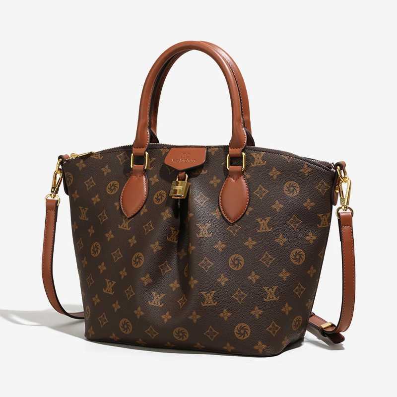 Fashionable Messenger Bag In Premium Leather Crossbody Handbag For Women Shoulder Carry Classic ElegantW251106