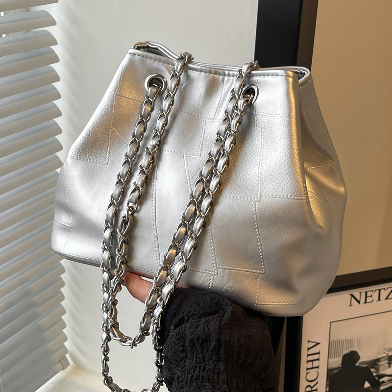 2025S Designer Women S Bag Large Capacity Bucket Women New Fashionable Versatile Chain Shoulder Crossbody Bag With Texture For Work And Commuting Armp