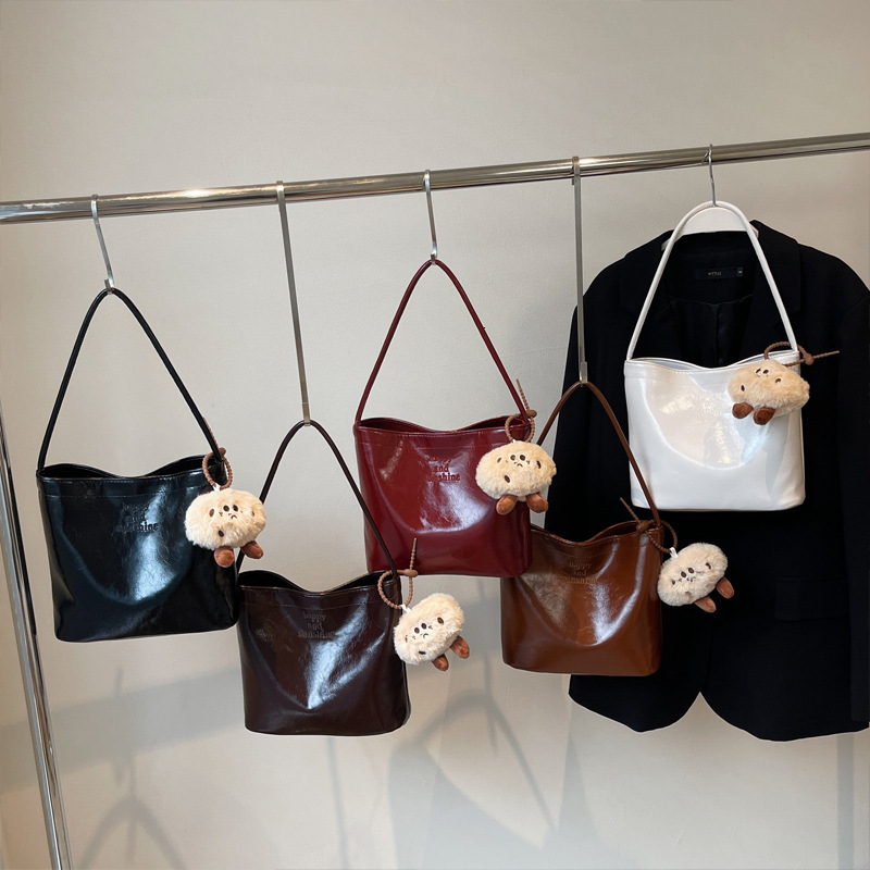 2025S Designer Women S Bag High Beauty Underarm New Solid Color Trendy Personalized Shoulder Ins Commuter Handheld Big Bag