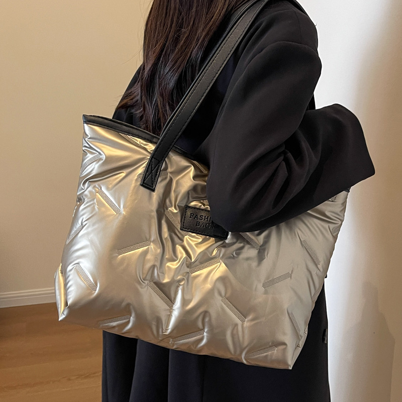 2025S Designer Women S Bag New Winter Single Shoulder Women S Korean Edition Fashion Trend Commuter High Texture Tote Large Capacity Down Bag