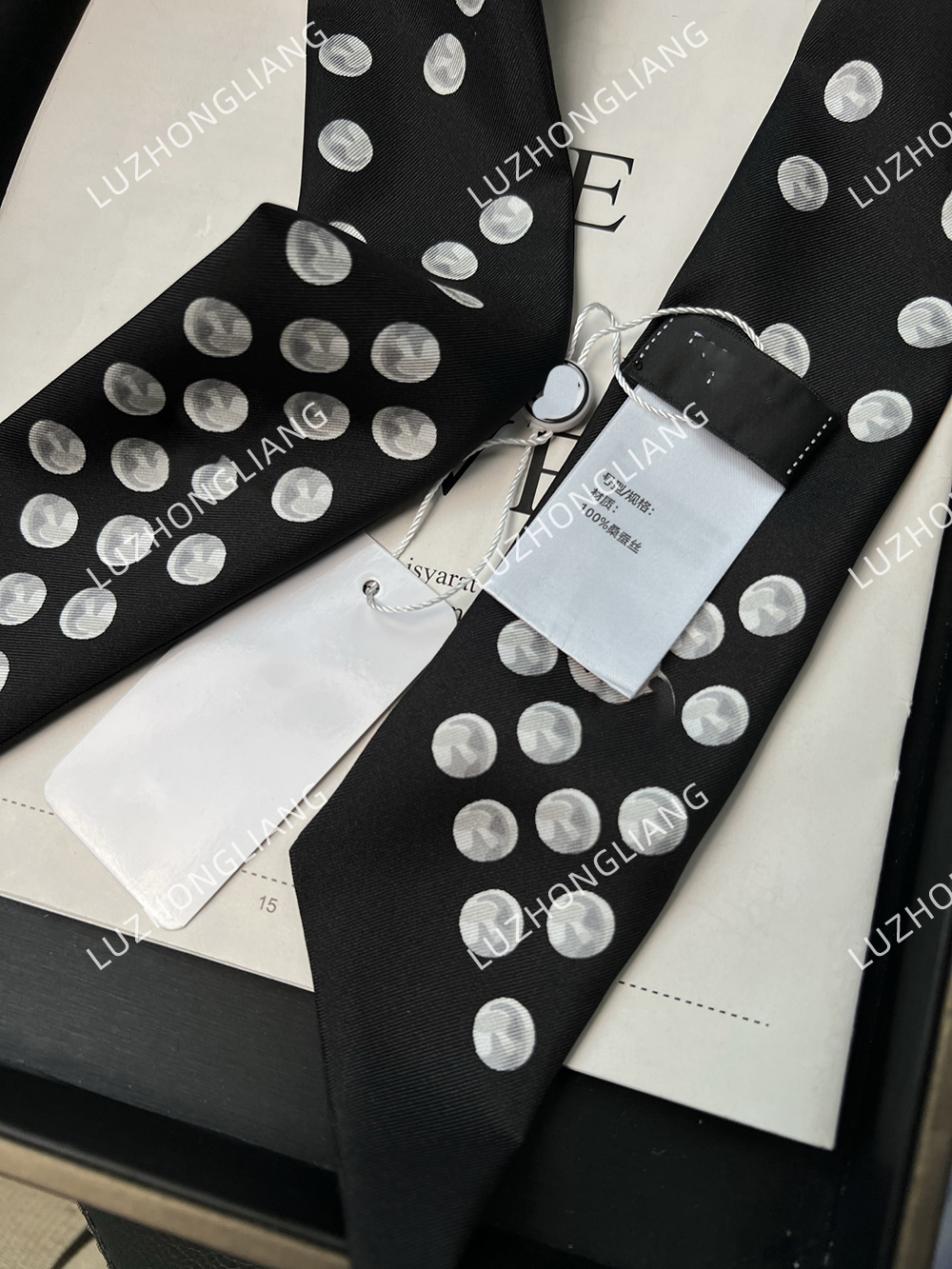 2025 Surrounded by pearls High end 100% twill silk small neighbor tie print letter versatile ribbon scarf headband backpack strap scarfs 120 * 6cm