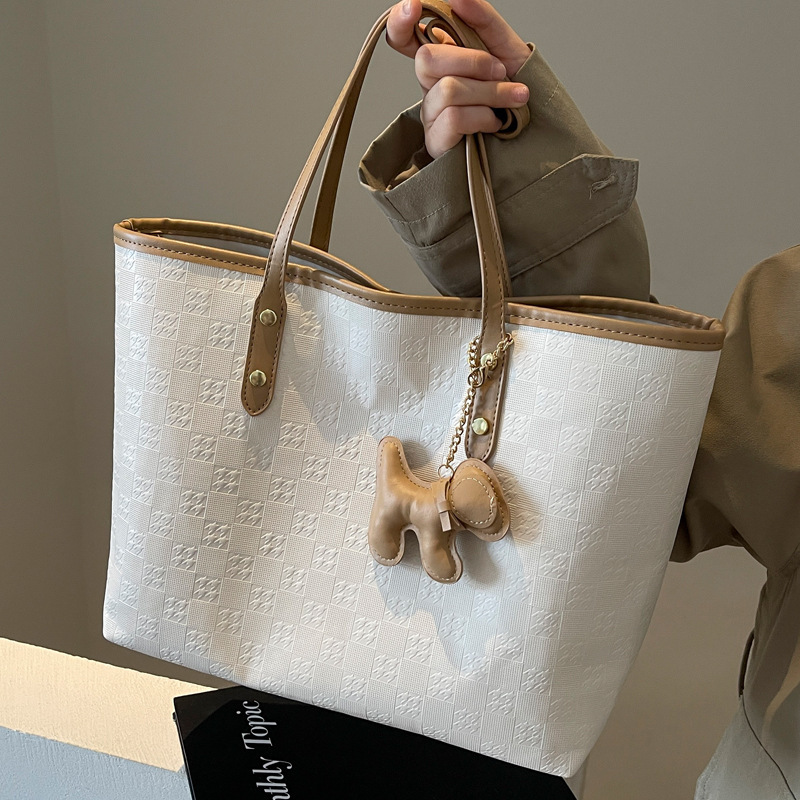 2025S Designer Women S Bag Large Capacity For Women New Fashionable Tote Autumn Versatile Class Commuting Contrasting Single Shoulder Bag