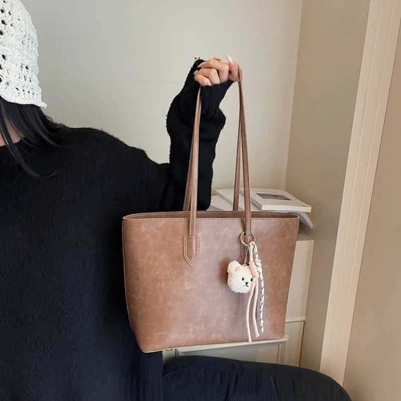 Unique Designer Paris Fashion Vintage Inspired Crossbody Handbag For Women With Large Capacity Solid Color MinimalistW251106