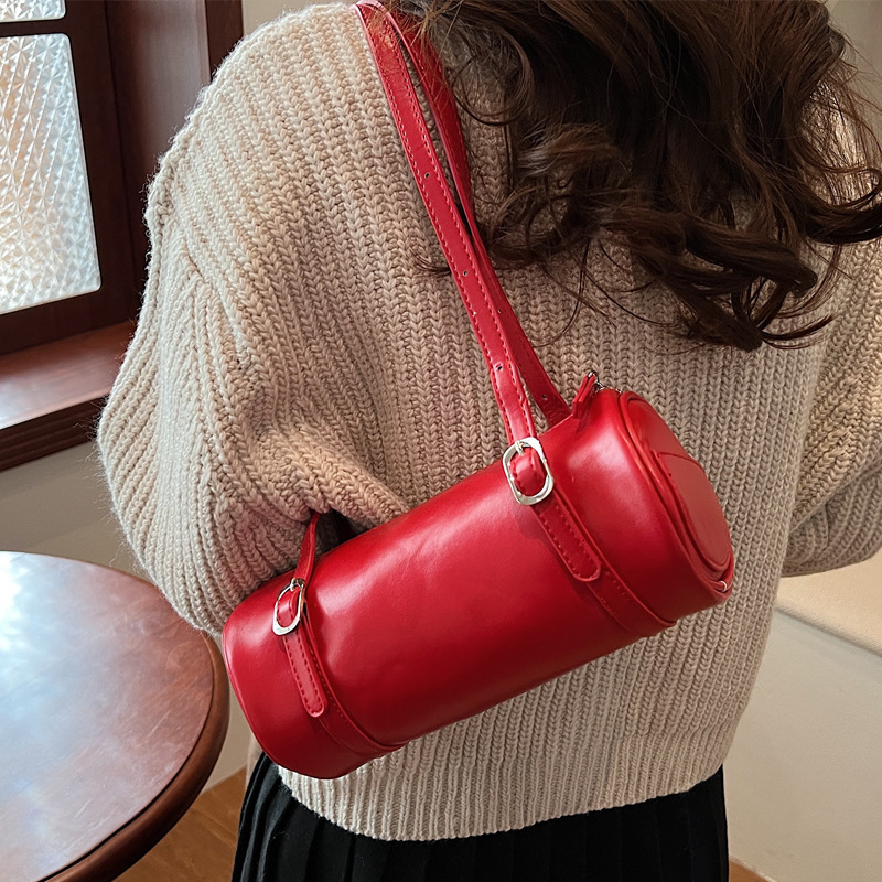 2025S Designer Women S Bag New Shoulder Fashion Trend Versatile Women S Winter Simple Underarm Niche Casual Texture Baguette Bag