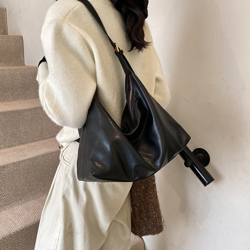 2025S Designer Women S Bag New Shoulder For Women Fashionable Simple Commuting Autumn And Winter Large Capacity Crossbody Armpit Bag