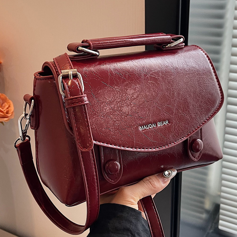 2025S Designer Women S Bag New Literary Style Postman Cambridge Handbag Commuter Fashion Shoulder Cross Bag