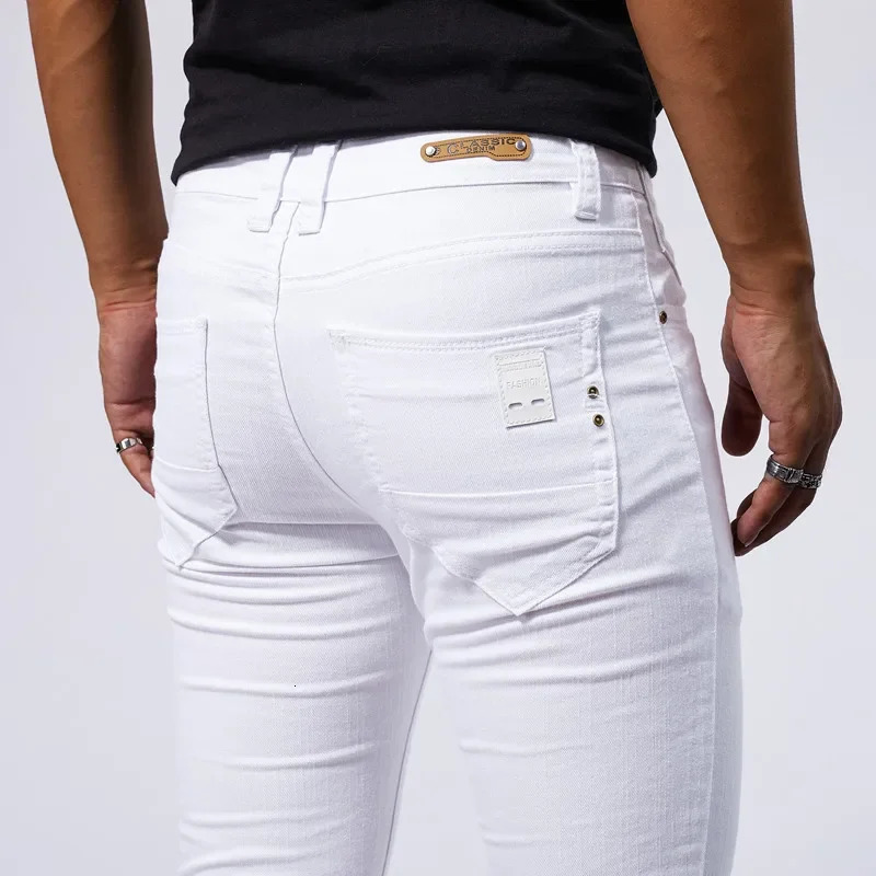Mens white casual jeans denim pants comfortable and fashionable stretchy slim fit straight three person walk mens streetwear 250401