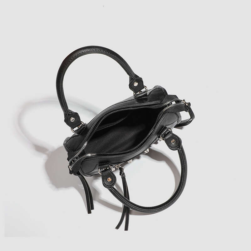 Designer Bag Spring New French Style Motorcycle Cool And Spicy Simple Retro Rivet Large Capacity Handbag Crossbody
