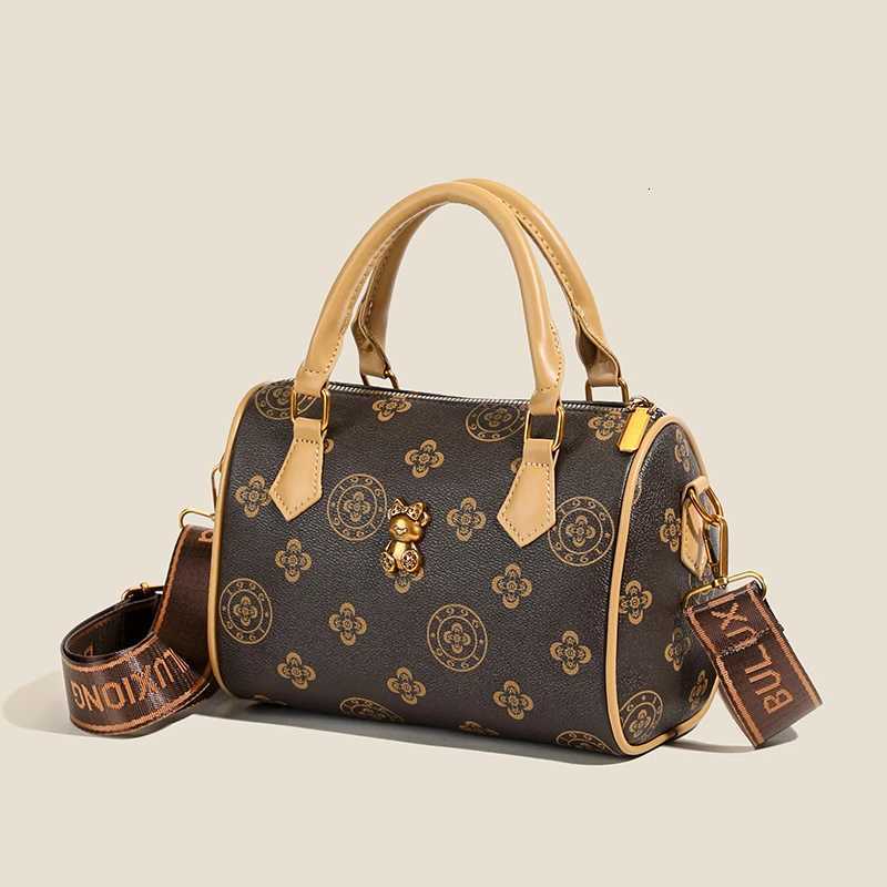 Womens Fashion Leather Tote Bags By Famous Designer Luxury Brand For Elegant And Popular Ladies TrendyW251106