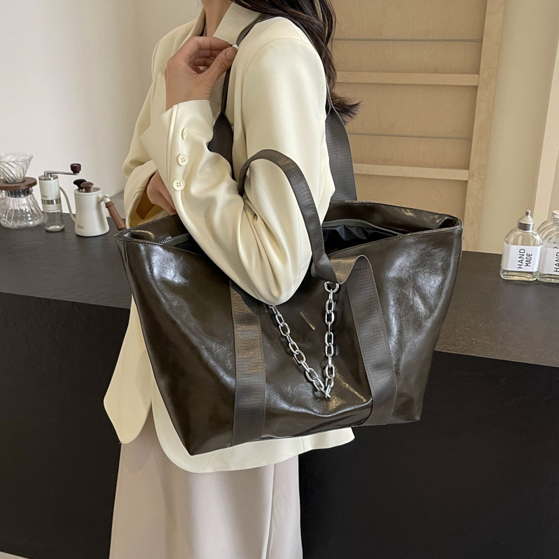 2025S Designer Women S Bag New Women S Handheld Vegetable Basket Lightweight Travel Shoulder Luggage Storage Simple And Versatile Underarm Bag