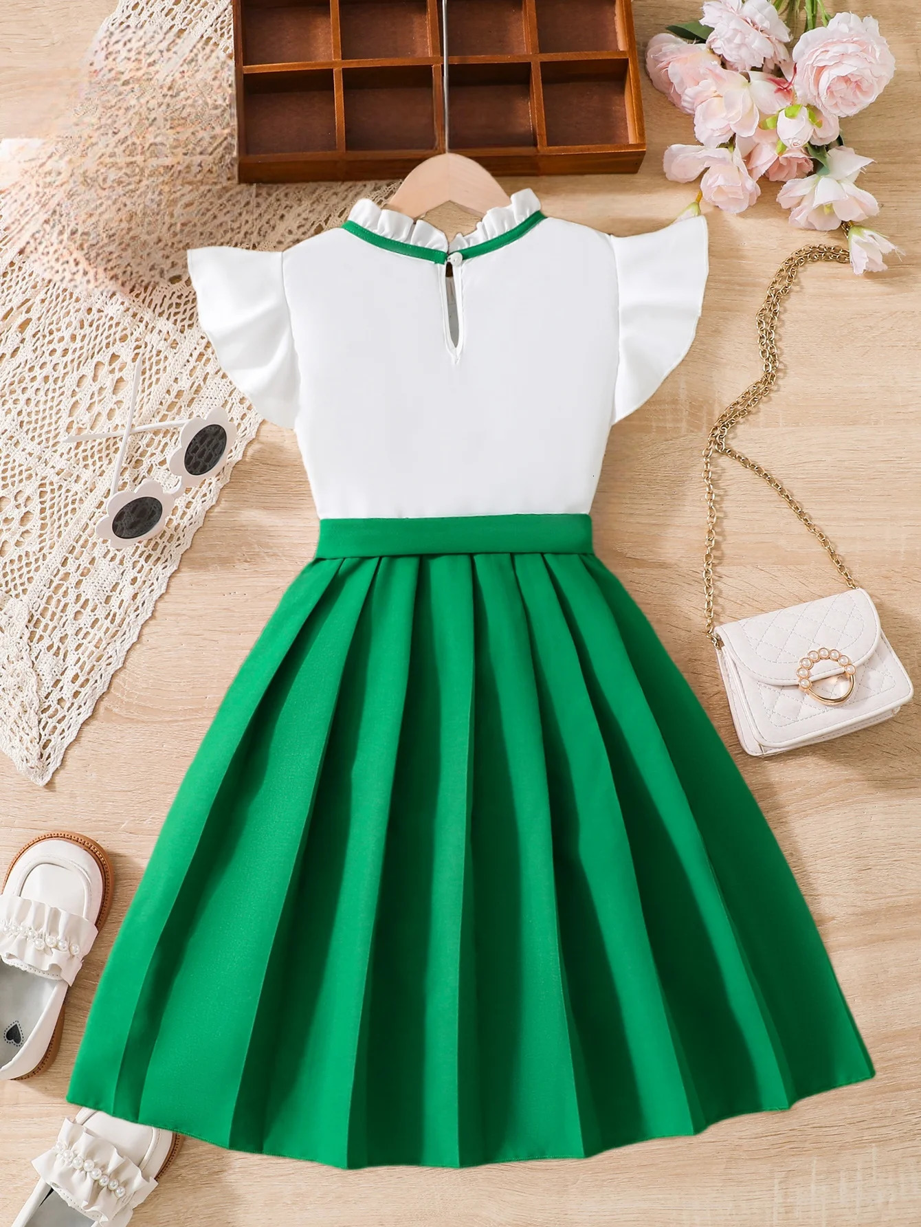 Fresh and elegant summer kids girls preppy dress with lace collar small flying sleeve patchwork green bow waist pleated skirt 250407