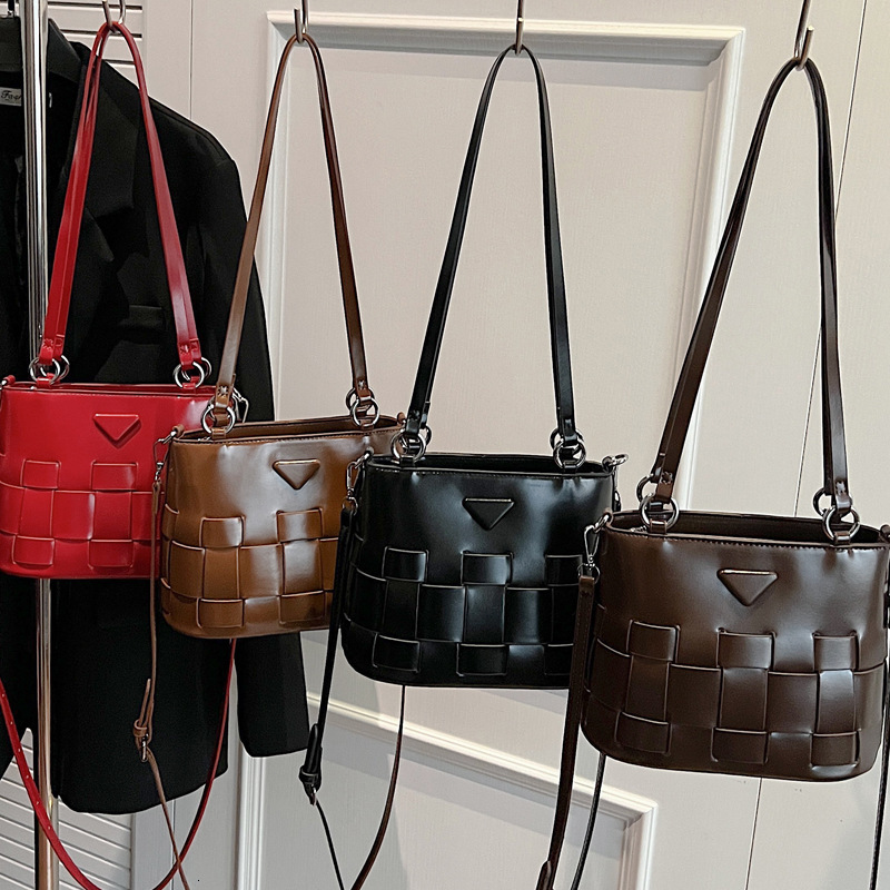 2025S Designer Women S Bag French Woven For Women With A Sense Of Luxury New Style Vegetable Basket Bag Fashionable Drawstring Winter Crossbody Bucket