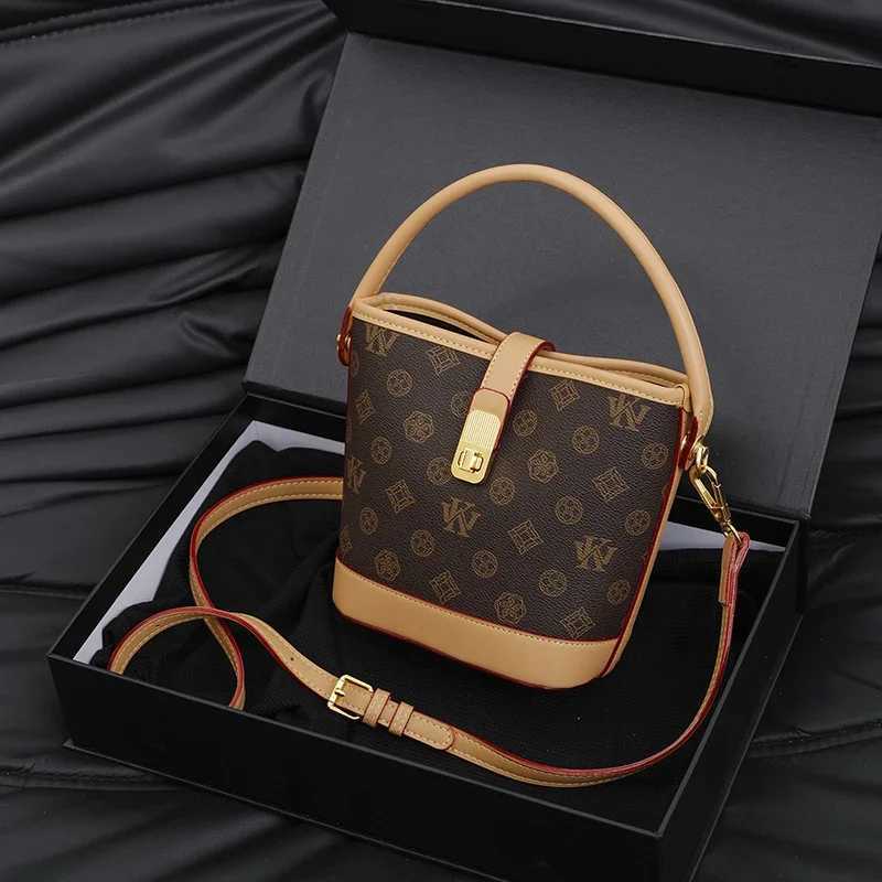 Luxury Leather Messenger Bag For Women Premium Shoulder Handbag Designer Crossbody Purse Elegant Ladies Tote ClassicW251106