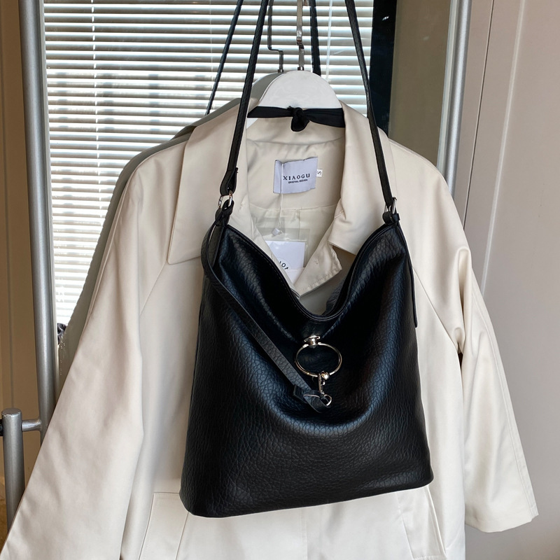 2025S Designer Women S Bag Solid Color Soft Surface Large Capacity For Women New Popular Simple Crossbody Autumn Casual Bucket Bag