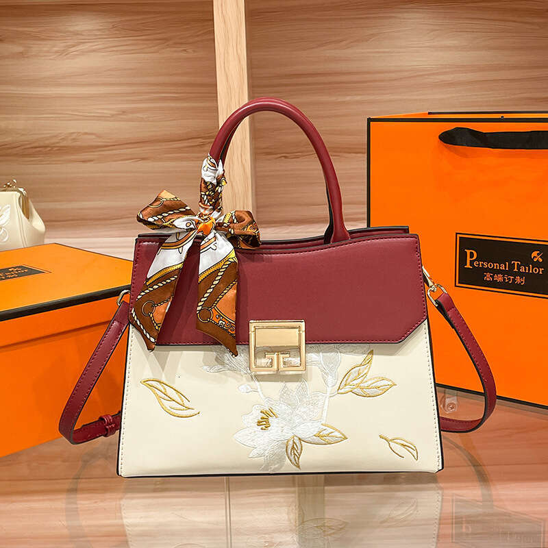 Designer Bag Wedding Handbag For Women New Luxury Large Capacity Embroidered Lotus Mom S