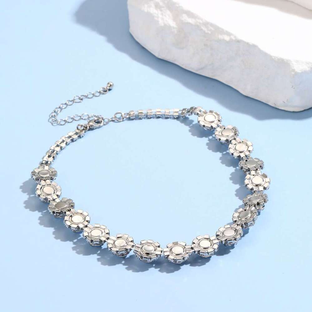Popular exaggerated punk plum blossom shaped single round small claw inlaid with dias and rhies Korean version neck chain necklace item