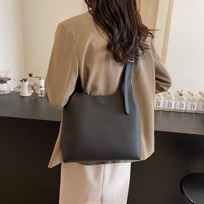 2025S Designer Women S Bag Women S New Large Capacity Handheld Mother Solid Color Simple Texture Underarm Shoulder Bag