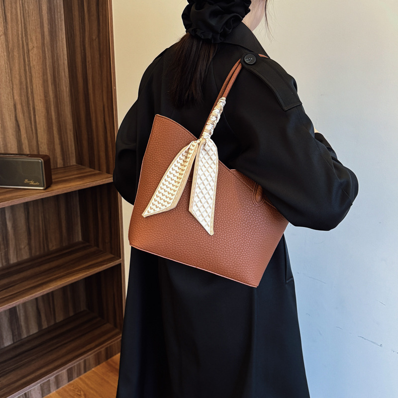 2025S Designer Women S Bag Simple Versatile Large Capacity For Women New Autumn And Winter Fashion Bucket Bag Niche Commuting Shoulder Bag