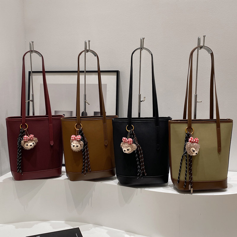 2025S Designer Women S Bag Large Capacity Commuter For Women New Korean Versatile Trendy Single Shoulder Underarm Bag Elegant Water Bucket Women S Bag