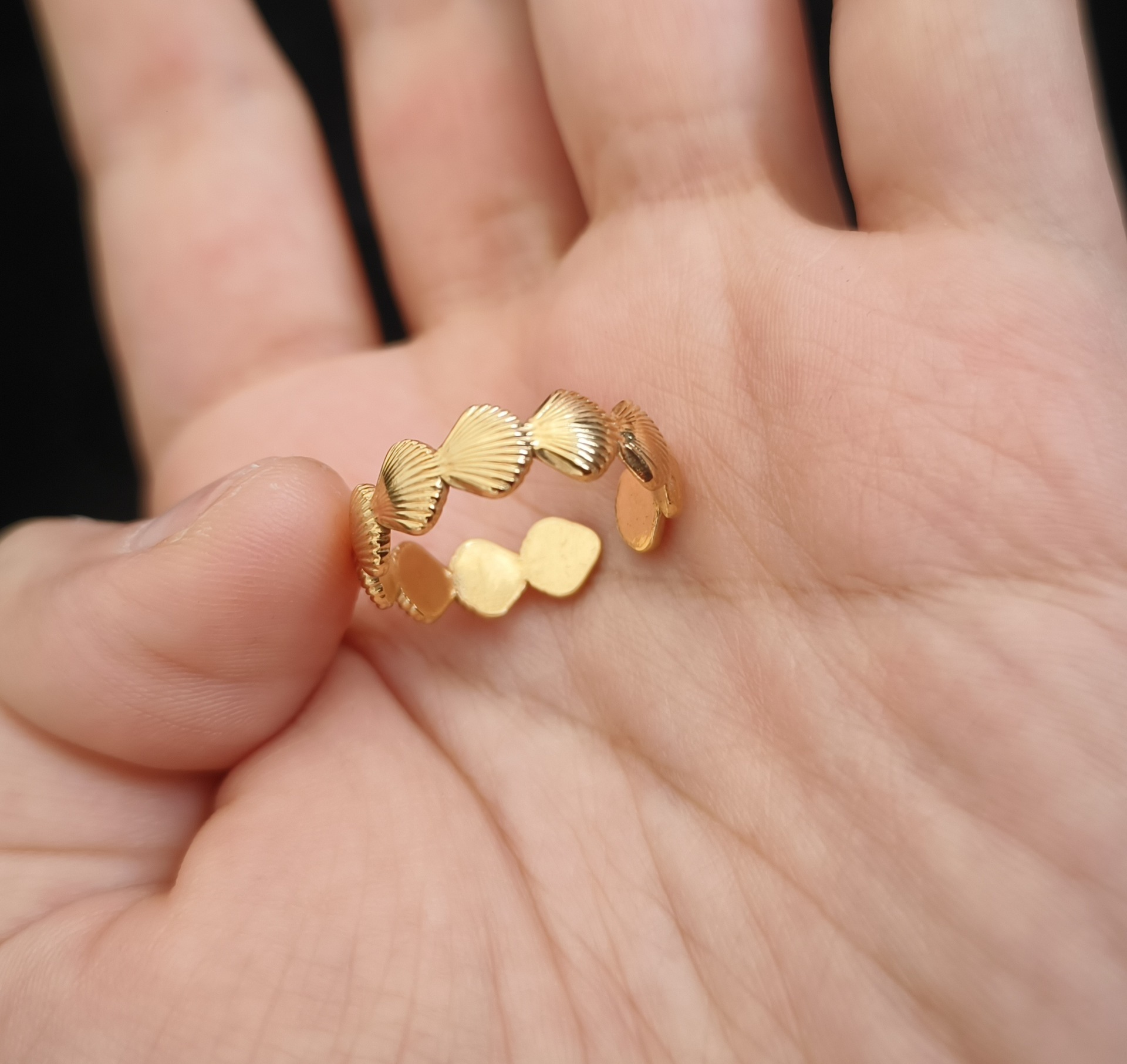 Dingyuan's summer beach Bei ke shaped jewelry versatile and timeless, with high-end feel. It is a new ring