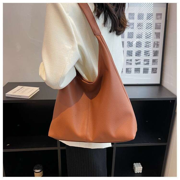 Designer large capacity versatile women's shoulder texture mother and child bucket commuting tote bag 2025 new casual fashion trend