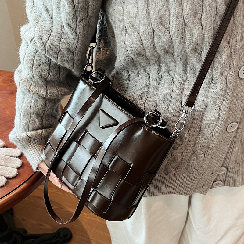 2025S Designer Women S Bag French Woven For Women With A Sense Of Luxury New Style Vegetable Basket Bag Fashionable Drawstring Winter Crossbody Bucket