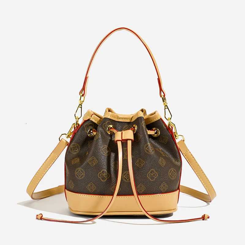 Elegant Classic Crossbody Handbag Vintage Leather For Leisure Women High-End Capacity Letter DesignW251106