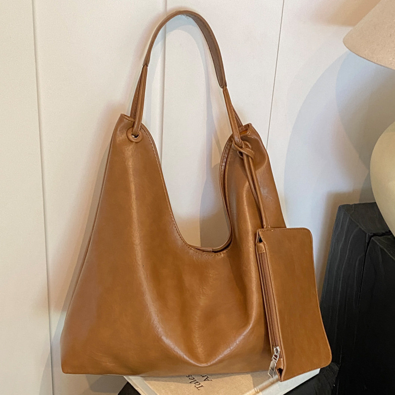 2025S Designer Women S Bag New Large Capacity Bucket Fashionable And Versatile Casual Commuting Tote Bag Niche Single Shoulder Armpit Bag