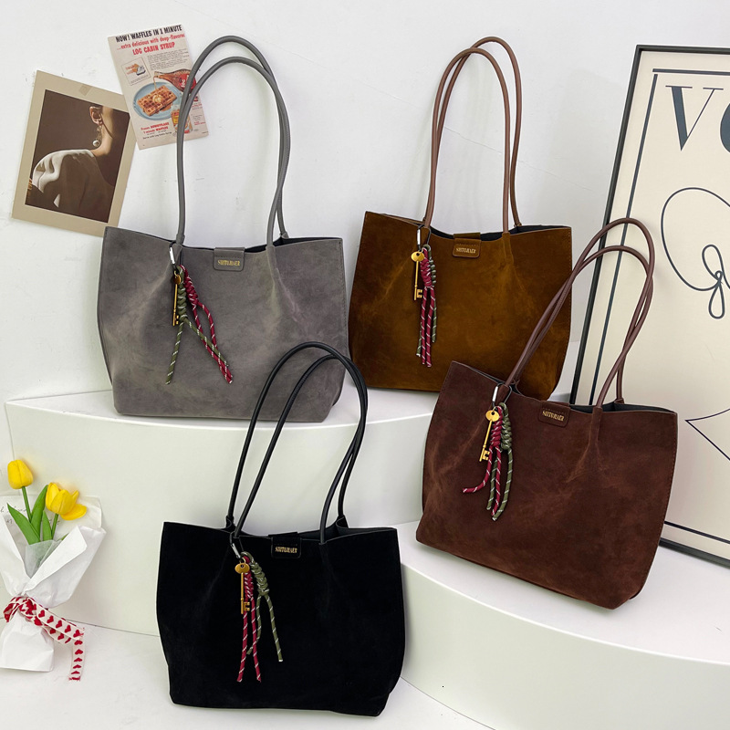 2025S Designer Women S Bag Commuting Large Capacity For Women New Autumn And Winter Women S Shoulder Temperament Trendy Hand Held Tote Bag