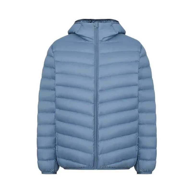 The inner lining of this lightweight and short mens hooded down jacket for autumn and winter is 90 downT251107