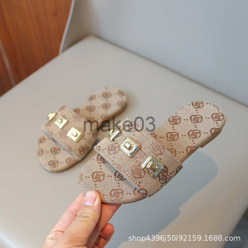 Slippers for Girls to Wear Outside 2024 Summer New Fashionable and Versatile Flat Bottom Internet Red One Word Drag Trendy Beach Shoes J250403