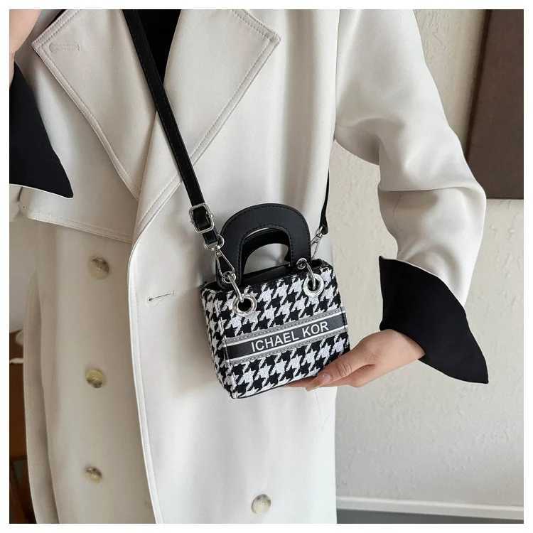 New Womens Bag Fashionable and Versatile Mini Handheld Daifei Small Bag High Quality Single Shoulder Crossbody Mouth Red BagW251107