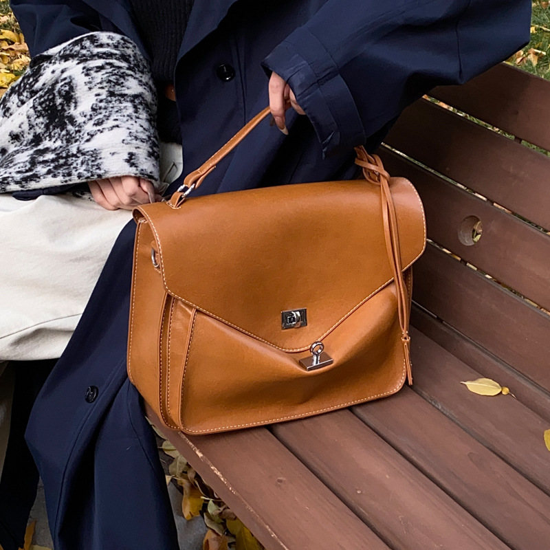 2025S Designer Women S Bag Postman Light Luxury Large Capacity Crossbody Fashion Style Single Shoulder Western Shopping Handheld Women S Bag