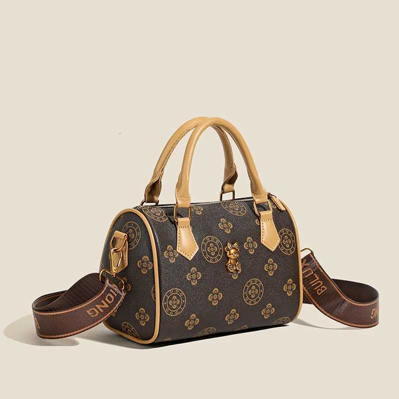 Womens Fashion Leather Tote Bags By Famous Designer Luxury Brand For Elegant And Popular Ladies TrendyW251106